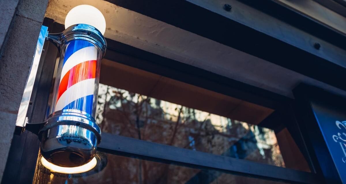 BARBEROS: LA DESCONOCIDA Y SANGRIENTA HISTORIA DE LOS POSTES DE COLOR ROJO, BLANCO Y AZUL EN LA PUERTA DE ESTOS NEGOCIOS.