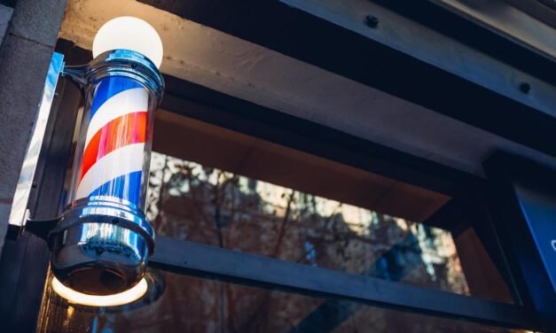 BARBEROS: LA DESCONOCIDA Y SANGRIENTA HISTORIA DE LOS POSTES DE COLOR ROJO, BLANCO Y AZUL EN LA PUERTA DE ESTOS NEGOCIOS.
