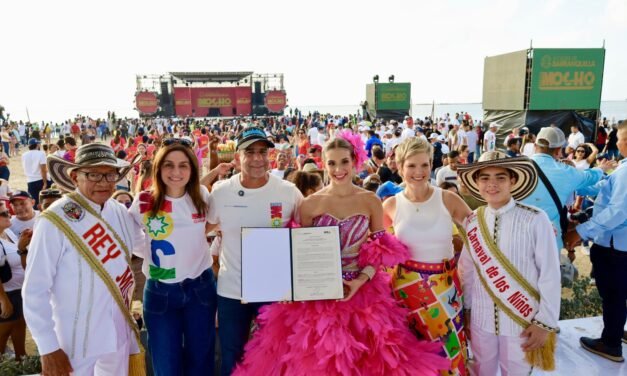 En las playas de Puerto Mocho, Tatiana Angulo Fernández de Castro recibió decreto como Reina del Carnaval de Barranquilla 2025.