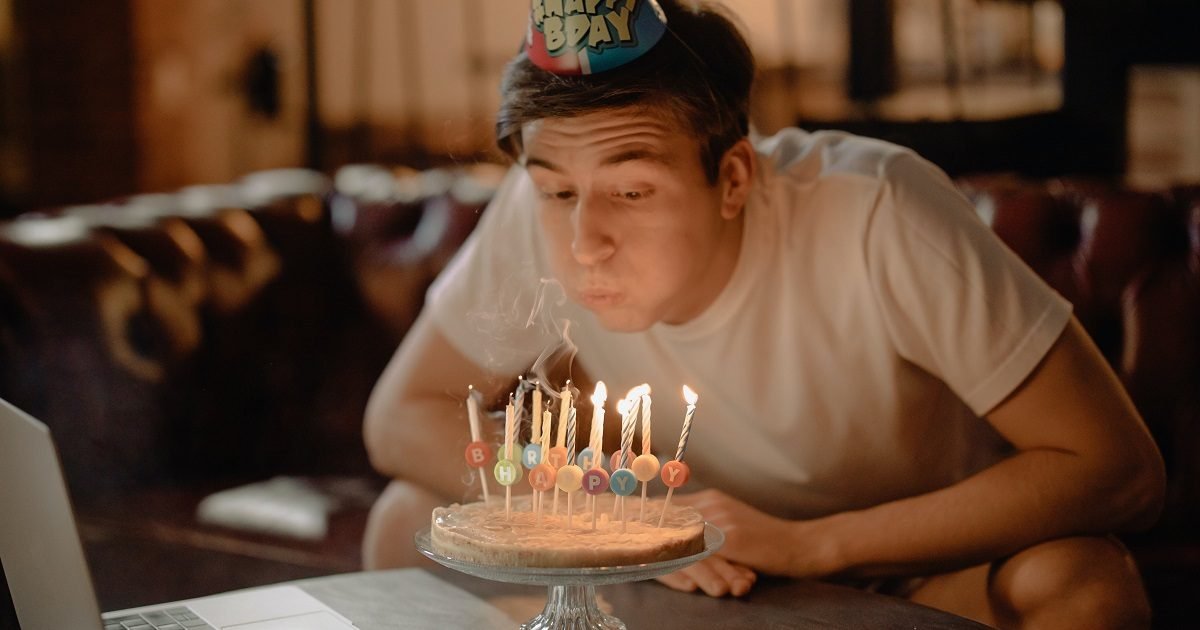 ¿POR QUÉ SOPLAMOS LAS VELAS CUANDO CUMPLIMOS AÑOS?