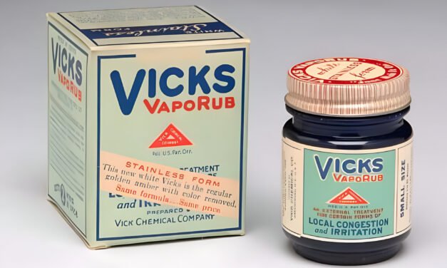 EL REMEDIO QUE NO CURA LA GRIPA O EL RESFRIADO, PERO QUE DA LA SENSACIÓN QUE CURA TODO: ESE ES EL VICKS VAPORUB.