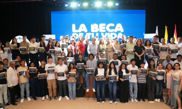 “LA BECA DE TU VIDA” : ALCALDE CHAR ENTREGÓ 44 BECAS DE LA PRIMERA COHORTE DEL PROGRAMA.