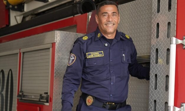 MEDIA VIDA APAGANDO INCENDIOS: COMANDANTE EDWIN PACHECO RUIZ