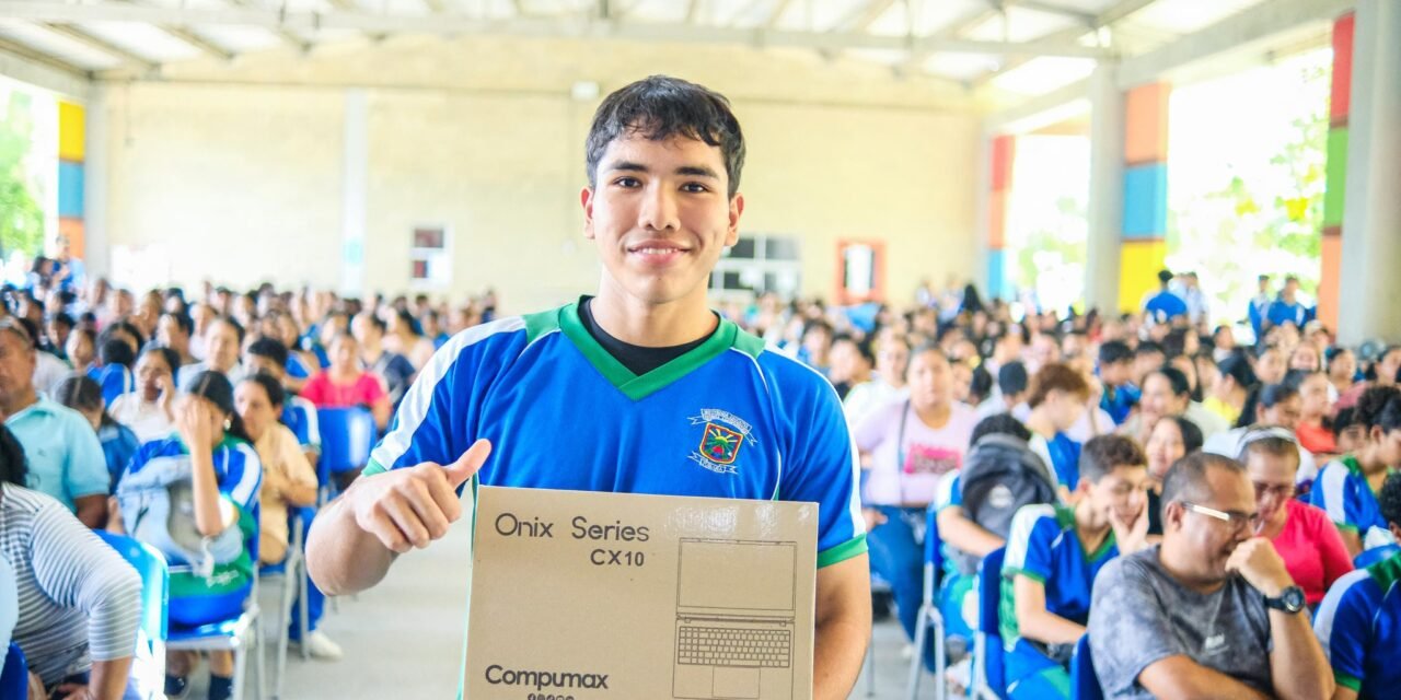 GOBERNACIÓN DEL ATLÁNTICO ENTREGÓ 222 COMPUTADORES PORTÁTILES A ESTUDIANTES DE TUBARÁ.