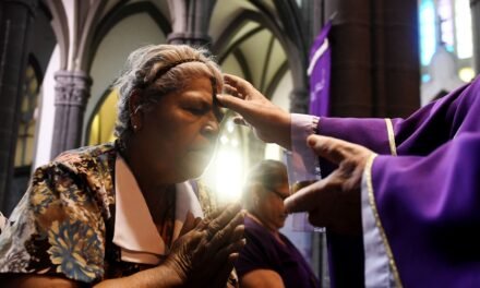 ¿De dónde salen las cenizas que se imponen los católicos el miércoles que marca el inicio de la cuaresma?