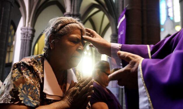 ¿De dónde salen las cenizas que se imponen los católicos el miércoles que marca el inicio de la cuaresma?