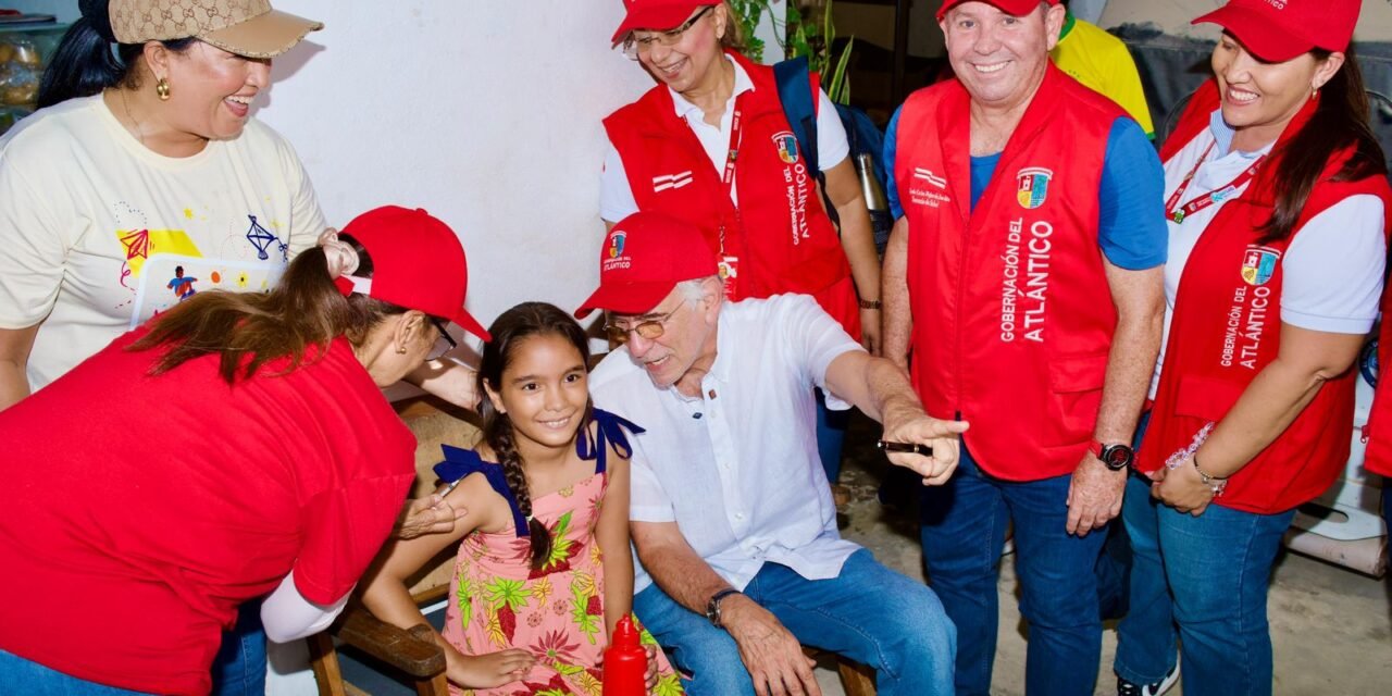 EN EL MES DE LOS NIÑOS, EL GOBERNADOR VERANO LES ENTREGA EN MALAMBO VACUNAS CONTRA EL DENGUE.