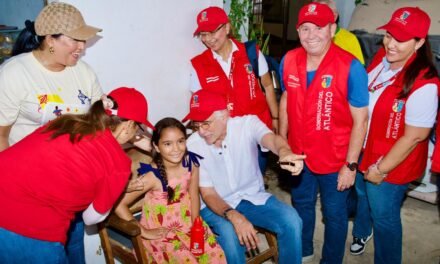 EN EL MES DE LOS NIÑOS, EL GOBERNADOR VERANO LES ENTREGA EN MALAMBO VACUNAS CONTRA EL DENGUE.