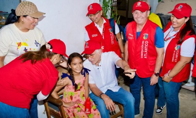 EN EL MES DE LOS NIÑOS, EL GOBERNADOR VERANO LES ENTREGA EN MALAMBO VACUNAS CONTRA EL DENGUE.