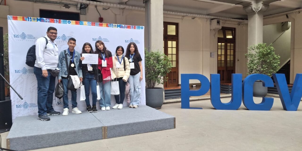 ESTUDIANTES DE BARRANQUILLA LLEVARON A CHILE UN DISPOSITIVO INTELIGENTE QUE PROMUEVE EL RECICLAJE CON INTELIGENCIA ARTIFICIAL