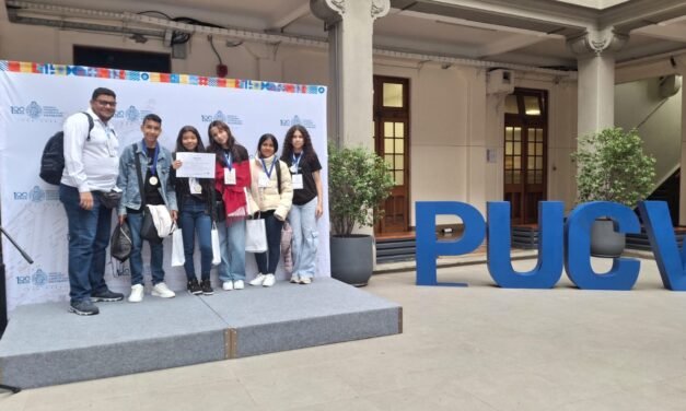 ESTUDIANTES DE BARRANQUILLA LLEVARON A CHILE UN DISPOSITIVO INTELIGENTE QUE PROMUEVE EL RECICLAJE CON INTELIGENCIA ARTIFICIAL